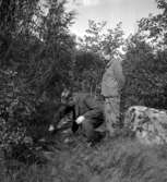 Torpa, fornlämning. Två män.2 september 1943.