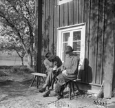 Bostadshus, två män utanför huset.
C.O. Hall.
5 oktober 1943.