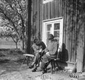 Bostadshus, två män utanför huset.
C.O. Hall.
5 oktober 1943.