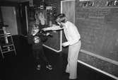 Carlo Hansen, Lindome, lär barn att spela violin enligt Suzuki-metoden, år 1983. 6½-åriga Madelene Christensen tillsammans med läraren Carlo Hansen.

För mer information om bilden se under tilläggsinformation.