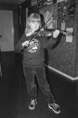 Carlo Hansen, Lindome, lär barn att spela violin enligt Suzuki-metoden, år 1983. 6½-åriga Madelene Christensen.

För mer information om bilden se under tilläggsinformation.