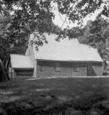 Skagershults gamla kyrka, exteriör.
10 juli 1945