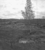 Svennevad, fornlämningar. Byggnader.
Bilden är tagen på Svennevadsåsen. I bakgrunden syns kyrkskolan.

16 maj 1946