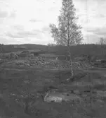 Svennevad, fornlämningar. Byggnader.
Bilden är tagen på Svennevadsåsen. I bakgrunden syns kyrkskolan.

16 maj 1946