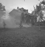 Via, bostadshus. Takläggning, två män.
22 juli 1947
