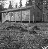 Fjugesta, fornlämningar. Bostadshus.
26 april 1948.
