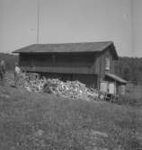 Byggnad, fyra män.27 juni 1950.