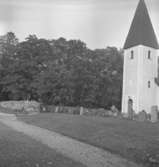Norrbyås kyrka, exteriör.
27 september 1951.