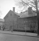 Bostadshus, hörnet av Drottninggatan 38 B och Rudbecksgatan.
1953.