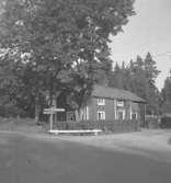 Sunne Anderssons föräldrahem.
Tälle krog (Kantakrogen) var en gång i tiden en plats där man kunde övernatta och byta hästar för de som var på resande fot med häst och vagn. Troligen var den byggd på 1500-talet. Byggnaden var K-märkt men den revs när nya vägen till Askersund byggdes. Resterna i våningen finns i dag hos Hallsbergs hembygdförening.

10 juli 1953.
Se även bild OLM-1953-78