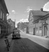 Bostadshus. Nora, kvarteret Pelikan 6. 
Kungsgatan - Svartälvsgatan korsar bakom bilen.
Kungsgatan 18-21 i backen, Kungsgatan 23 närmast till höger. Vänster byggnad är idag (2016) rivet och ersatt med lägenhetshus.

juli - augusti 1954.