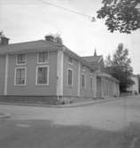 Bostadshus. Nora, kvarteret Saturnus 1. Kungsgatan 11, infart Söderlånggatan till vänster.
juli - augusti 1954.