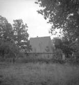 Kvistbro kyrka, exteriör.
8 oktober 1954.