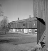 Siggebohyttans bergsmansgård, exteriör.
27 oktober 1954.