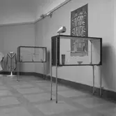 Örebro läns museum, utställningen Glas och textil, Orrefors, Sofia Widén och Alice Lund.
9-20 oktober 1954.