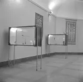 Örebro läns museum, utställningen Glas och textil, Orrefors, Sofia Widén och Alice Lund.
9-20 oktober 1954.