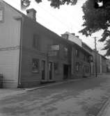 Bostadshus och affärsbyggnader. S. Torggatan 6-8, Lindesberg.
1 september 1955.