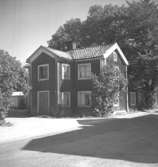 Bostadshus. Smedjegatan, Lindesberg.
juli - augusti 1955.