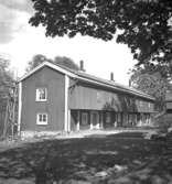 Siggebohyttans bergsmansgård, exteriör.
27 juni 1955.