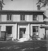 Bostadshus och affärsbyggnader. Storgatan 25, Askersund.
juli-december 1956.