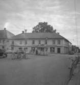 Bostadshus och affärsbyggnader. Sundsbrogatan 10, Askersund.
juli - december 1956.