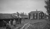 Fjugesta hembygdsgård, takläggning.
Bilden tagen år 1954.