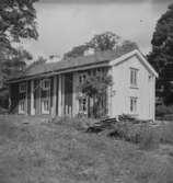 Siggebohyttans bergsmansgård, exteriör.
12 juli 1956.