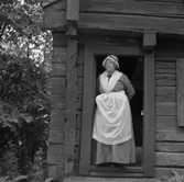 Cajsa Wargs huset, exteriör, en kvinna. Fru Stylin som Cajsa Warg.