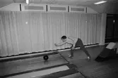 Handikappade Kenneth Lundin bowlar i Kållereds bowlinghall, år 1983. Kenneth Lundin ger ett fint prov hur bowlingsklotet skall spelas ut. Han är en av de tjugofem eleverna från Omsorgsstyrelsen, Stretered Kållered som får denna möjlighet att deltaga i Kållereds Bowlingshalls utbud när det gäller handikappidrotten.

För mer information om bilden se under tilläggsinformation.
