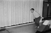 Handikappade Kenneth Lundin bowlar i Kållereds bowlinghall, år 1983. Kenneth Lundin ger ett fint prov hur bowlingsklotet skall spelas ut. Han är en av de tjugofem eleverna från Omsorgsstyrelsen, Stretered Kållered som får denna möjlighet att deltaga i Kållereds Bowlingshalls utbud när det gäller handikappidrotten.

För mer information om bilden se under tilläggsinformation.