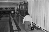 Handikappade Kenneth Lundin bowlar i Kållereds bowlinghall, år 1983. Kenneth Lundin ger ett fint prov hur bowlingsklotet skall spelas ut. Han är en av de tjugofem eleverna från Omsorgsstyrelsen, Stretered Kållered som får denna möjlighet att deltaga i Kållereds Bowlingshalls utbud när det gäller handikappidrotten.

För mer information om bilden se under tilläggsinformation.