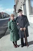 Ann Marie Larsson och hennes far Gustav Winnerfeldt står på en trottoar i Huskvarna.