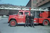 Två brandmän står framför en brandbil vid Brandstationen på Stockmakaregatan i Huskvarna. Från vänster: Anders Löfgren (1) och Carl Axelsson (2).