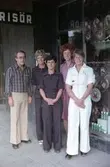Personal utanför en frisörsalong i Huskvarna. Från vänster: Björn Hakelid (1), Inger Johansson (2), Jeanette f. Ljung (3) och Rita Gustavsson (5).