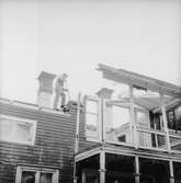 Motiv från Lilläng, husbygge, en man.
Odd Lind