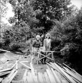 Motiv från Lilläng, husbygge, två personer.
Odd Lind