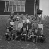 Ställdalens skola, skolbarn med lärarinna på skolgården, hösten 1962.
Skolbyggnad i bakgrunden.