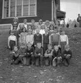 Ställdalens skola, skolbarn med lärarinna på skolgården, hösten 1962.
Skolbyggnad i bakgrunden.