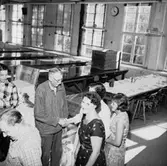 Verkstadsinteriör, grupp, avskedsfest för Kalle Wärnberg.