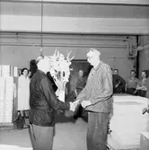 Verkstadsinteriör, grupp, avskedsfest för Kalle Wärnberg.