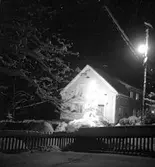 Villa, julgran framför villan.
Skogschefen Svenssons bostad.