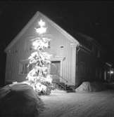 Villa, julgran framför villan.
Skogschefen Svenssons bostad.