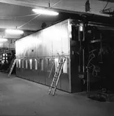 Verkstadsinteriör. Konditionerigsmaskinen vid 5:an Stjärnfors, Ställdalen.
(Maskinen kommer från Leckners Verkstads AB Jönköping).