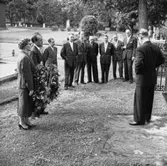 Sparbankens 100-årsminne, grupp 10 personer, monument.