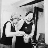 Skådespelarna hemma hos Helmer Linderholm.
Två kvinnor i köket.