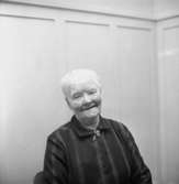 Rällså Ålderdomshem, interiör, en kvinna.
Bilden tagen i samband med födelsedagsfirande för 90-åring.