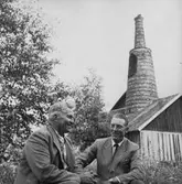 Radioinspelning i Löa, två män. Hytta i bakgrunden.