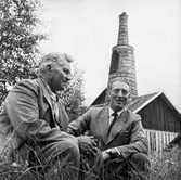 Radioinspelning i Löa, två män. Hytta i bakgrunden.