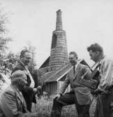 Radioinspelning i Löa, fyra män. Hytta i bakgrunden.