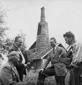 Radioinspelning i Löa, fyra män. Hytta i bakgrunden.